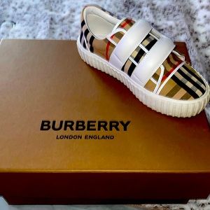 Kids Burberry Sneakers size 33